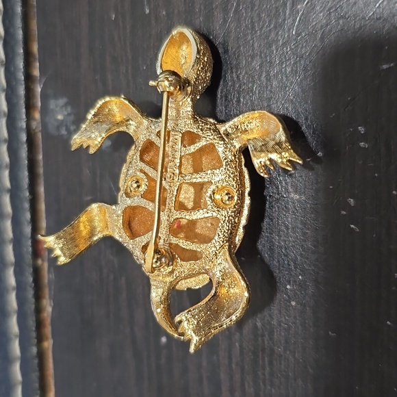 Gold tone turtle π’ brooch with emerald eyes. - Picture 5 of 5